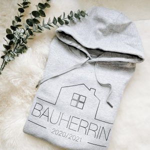 Hoodie mit Aufdruck "BAUHERR". Auf Wunsch mit Jahreszahl oder ohne. Kuschelig, warm und sehr bequem: Dieser Hoodie fühlt sich wirklich gut an und ist das perfekte Geschenk für Häuslbauer, zum Richtfest/Gleichenfeier oder ihr macht euch selbst ein Geschenk!