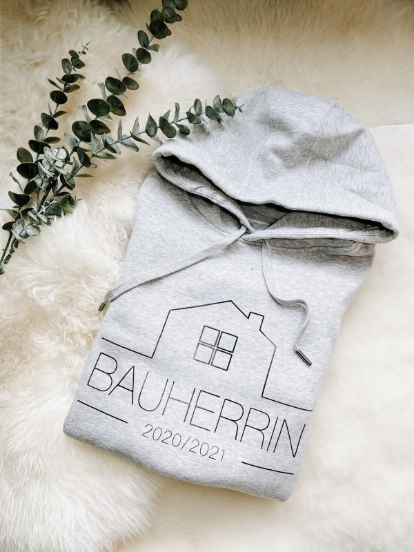 Hoodie mit Aufdruck "BAUHERR". Auf Wunsch mit Jahreszahl oder ohne. Kuschelig, warm und sehr bequem: Dieser Hoodie fühlt sich wirklich gut an und ist das perfekte Geschenk für Häuslbauer, zum Richtfest/Gleichenfeier oder ihr macht euch selbst ein Geschenk!